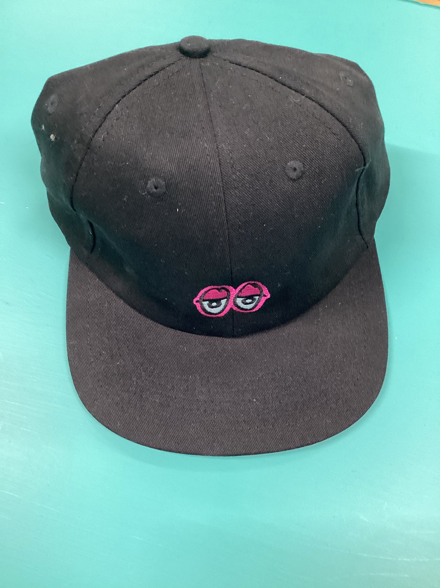 Krooked Eyes Strapback Hat Black/Pink